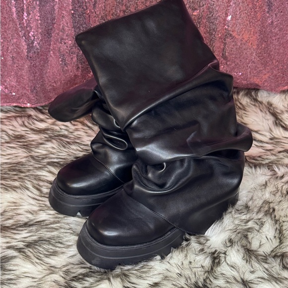 Azalea Wang Mate Black Ruched Boots - Picture 5 of 7